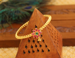 Antique Gold Plated Floral Stone Kada T3112