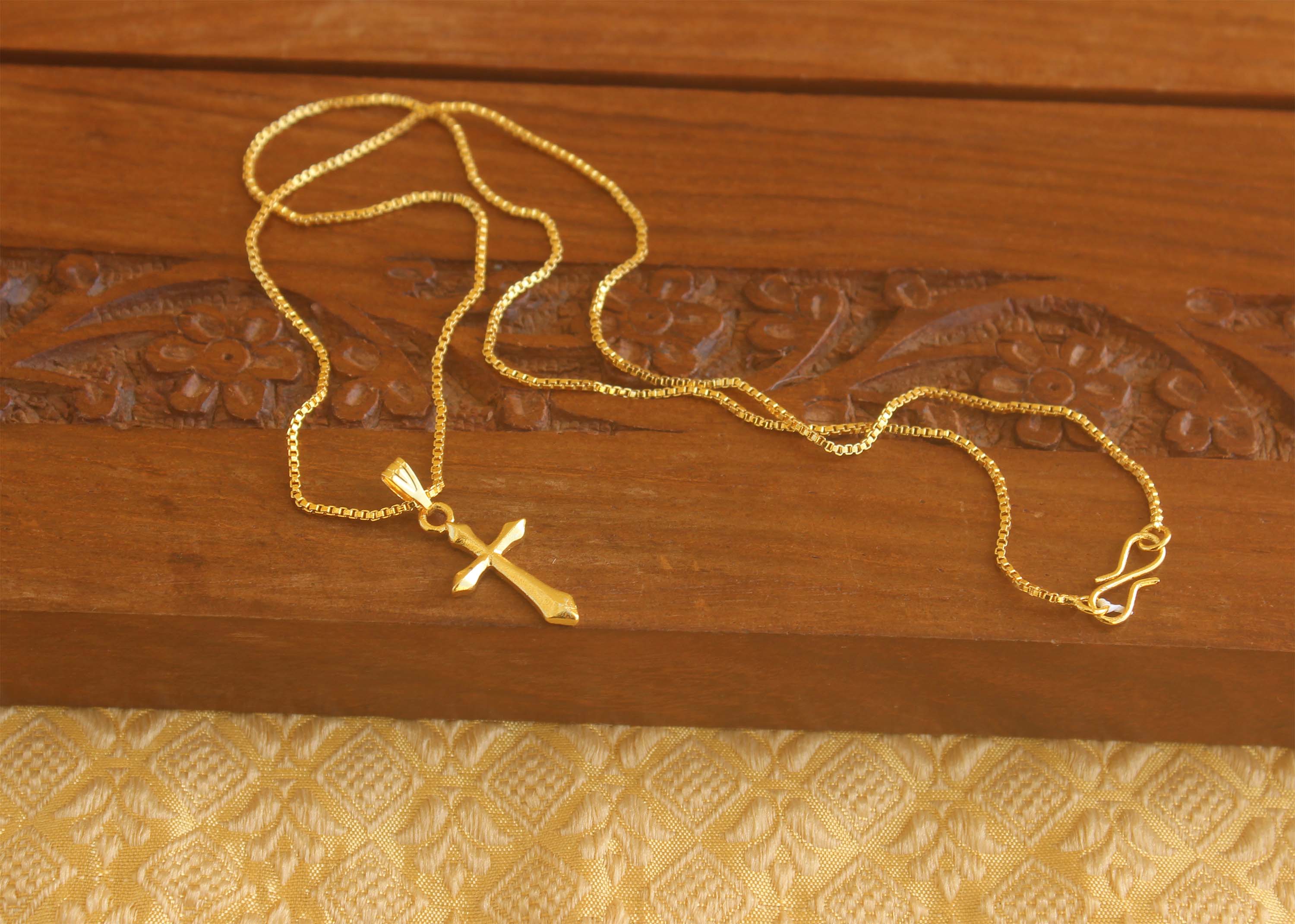 Gold plated  cross pendant with chain Tanvi43