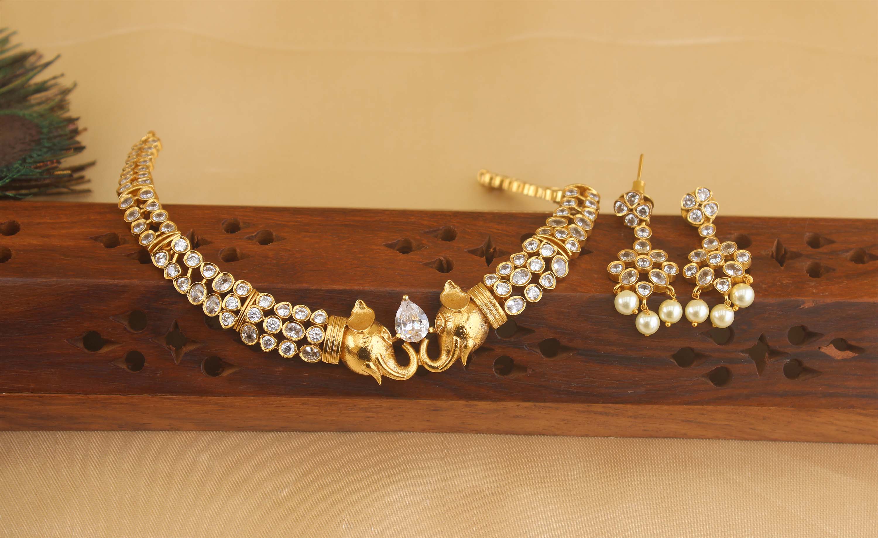 Matte finish stone elephant necklace T2082